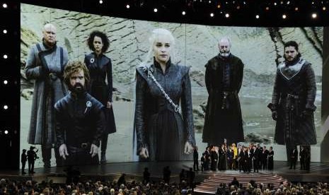   Pemeran dan kru Game of Thrones menerima penghargaan Emmy untuk Drama Terbaik di panggung Emmy ke-70 di Teater Microsoft, Los Angeles, Selasa (18/9).(AP)