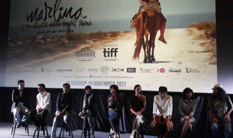 Pemeran dan kru produksi film Marlina si Pembunuh dalam Empat Babak merilis poster dan jadwal tayang film tersebut di Indonesia dalam konferensi pers di Jakarta, Senin (25/9).