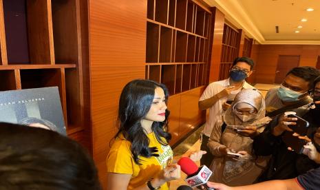 Pemeran Emak, Nirina Zubir dalam acara Press Conference film Keluarga Cemara 2 di Plaza Senayan, Jakarta Pusat, Rabu (18/5).