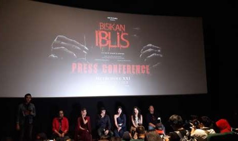 Pemeran film Bisikan Iblis sebelum penayangan untuk media.