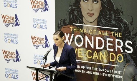 Pemeran film Wonder Woman aktris Gal Gadot berbicara dalam sebuah acara tentang posisi karakter komik tersebut sebagai Duta PBB.