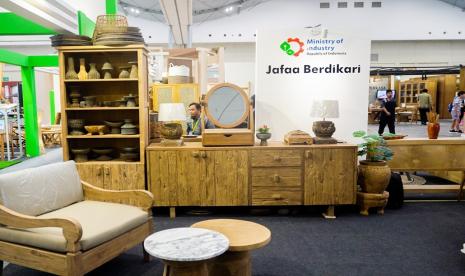 Pemeran IFFINA melibatkan produsen, supplier, perajin, desainer dan stakeholder lainnya di industri furnitur dan kerajinan. Pameran yang diselenggarakan pada 14 – 17 September 2024 di Indonesia Convention Exhibtion (ICE) BSD tersebut mengusung tema An Unmissable Stop of Furniture Event Circle” dengan slogan “Sustainable by Design.