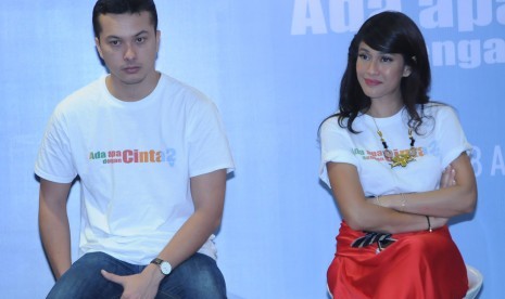 Pemeran Rangga dalam AADC 2 Nicholas Saputra dan pemeran Cinta, Dian Satrowardoyo (kanan) berpose usai jumpa pers film 