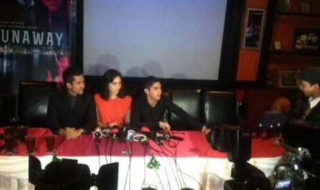 Pemeran utama film Runaway melakukan jumpa pers di Jakarta, Senin (21/7).