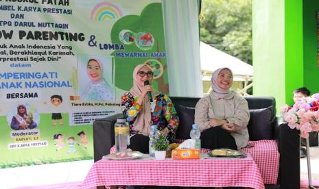  Pemerhati anak, sekaligus Bunda PAUD Babel 2017-2022 dan Pembina Kampung Dongeng Kepulauan Bangka Belitung, Melati Erzaldi dalam acara Talkshow Parenting, yang berlangsung di Gedung TPA Darul Muttaqin, Lingkungan Hakok, Matras, Sungailiat, Bangka, Senin (24/7/23).