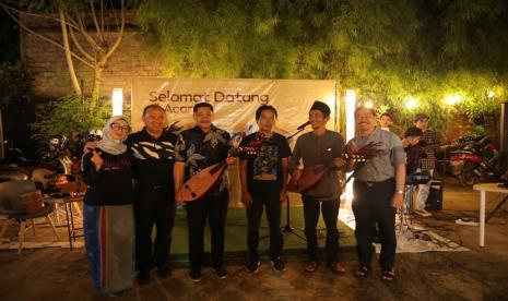 Pemerhati seni sekaligus Ketua Dewan Pembina Gerakan Ekonomi Kreatif (Gekraf) Kepulauan Bangka Belitung, Melati Erzaldi menyerahkan bantuan seperangkat alat musik dambus kepada dua sekolah. Penyerahan dibalut dalam acara bertajuk Dambus Berdendang, di Ruang Melati/Rumpun Melati, Jalan Solihin GP, Pangkalpinang, Jumat (5/5/2023) malam.