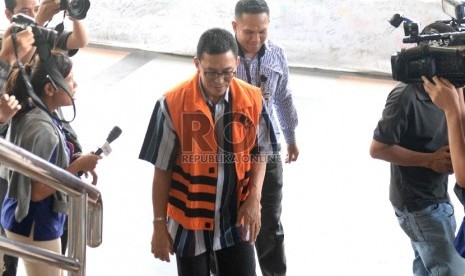 Pemeriksaan Ajudan Fuad Amin. Ajudan Ketua DPRD Bangkalan nonaktif Fuad Amin Imron, Abdul Rauf saat akan menjalani pemeriksaan lanjutan oleh penyidik di Gedung Komisi Pemberantasan Korupsi (KPK), Jakarta, Selasa (24/3).