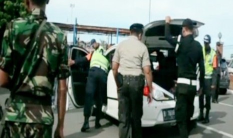 Pemeriksaan barang di pintu masuk bandara Soekano-Hatta