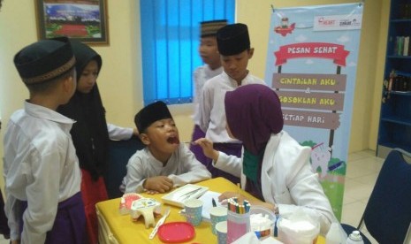 Pemeriksaan gigi anak yatim dhuafa binaan LAZ Al Azhar.