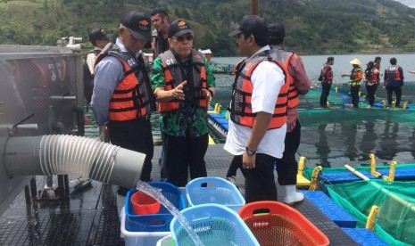 Pemeriksaan karamba jaring apung (KJA) di Danau Toba