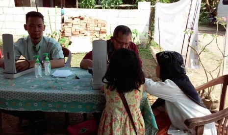 Pemeriksaan kesehatan di Desa Sukamekar, Bekasi kerja sama antara Lazismu, SJI dan RAPI.