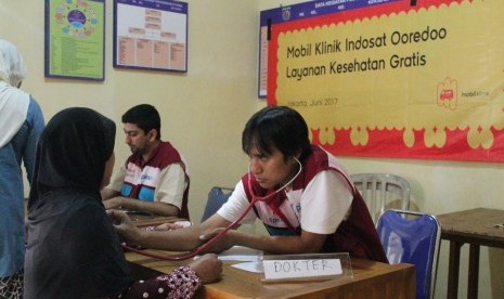 Pemeriksaan kesehatan di mobil klinik Indosat Ooredoo.