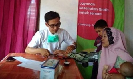 Pemeriksaan kesehatan gratis bagi warga Desa Retno Basuki, Kecamatan Rumbia, Lampung.