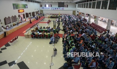 Pemeriksaan Kesehatan. Jamaah calon haji kloter 3 mengikuti pemeriksaan kesehatan oleh petugas medis usai tiba di Asrama Haji Pondok Gede, Jakarta, Selasa (9/8).