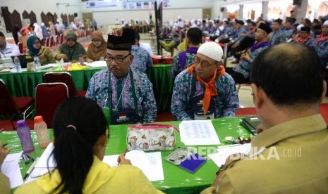 Calon jamaah haji kloter 3 mengikuti pemeriksaan kesehatan oleh petugas medis usai tiba di Asrama Haji Pondok Gede, Jakarta, Selasa (9/8).