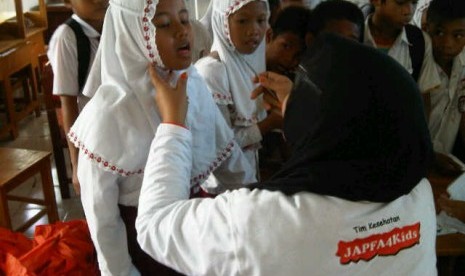 Pemeriksaan kesehatan peserta kampanye gizi Japfa4Kids di Mangarabombang, Takalar, Sulawesi Selatan