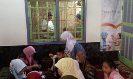 Pemeriksaan kesehatan untuk anak binaan Rumah Zakat.