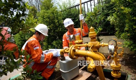   Pemeriksaan Regulator System. Petugas PT PGN memeriksa Regulator System di RS Azra, Bogor, Jawa Barat, Kamis (28/9). 