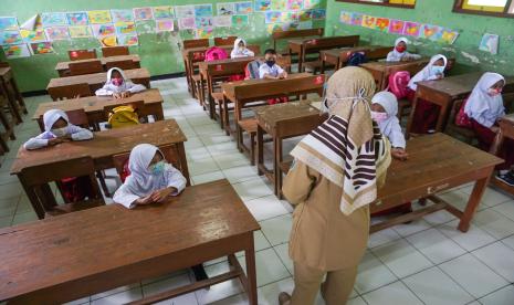 Pemerintah akan membuka sekolah tatap muka jika kasus Covid-19 turun.