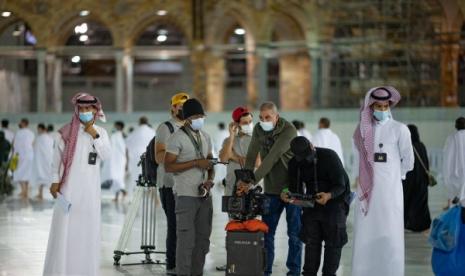 236 Masjid Ditutup dalam Sebulan Terakhir . Foto:   Pemerintah Arab Saudi melalui Departemen Umum Media dan Komunikasi telah memulai produksi film dokumentar yang menggambarkan upaya Raja Salman mencegah penyebaran pandemi virus Covid-19 di Masjidil Haram, Makkah. 