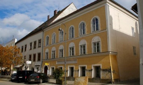 Pemerintah Austria akan mengubah rumah kelahiran Adolf Hitler menjadi kantor polisi. Rumah bercat kuning tersebut berada di Braunau, Austria. Foto diambil pada 22 Oktober 2016. 