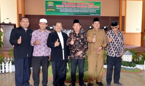 Pemerintah Daerah Kabupaten Sumedang melalui bagian kesejahteraan rakyat (Kesra) Setda Kab. Sumedang gelar pelatihan kader ulama se-Kabupaten Sumedang di Aula Tampomas, Sumedang, Selasa (16/5).