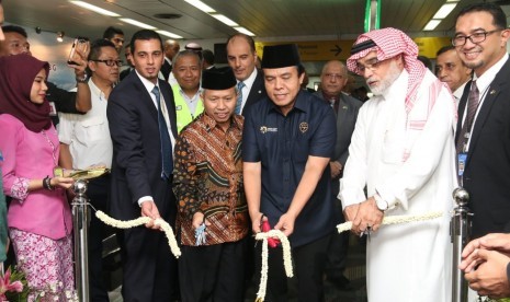 Pemerintah Indonesia dan Saudi melepas jamaah haji kloter empat embarkasi Jawa Barat di Bandara Soetta Rabu (17/7) malam