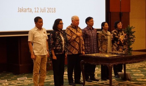 Pemerintah Indonesia dengan Freeport McMoran melakukan penandatanganan Head of Agreement penyelesaian proses divestasi di Aula Mezzanie, Kementerian Keuangan, Kamis (12/7).