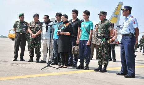  Pemerintah Indonesia diwakili TNI menjemput 4 (empat) WNI Anak Buah Kapal (ABK) Kapal Tunda TB Henry yang disandera oleh kelompok Abu Sayyaf dari Pemerintah Filipina. (foto : Dok. Puspen TNI)