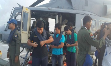 Pemerintah Indonesia diwakili TNI menjemput 4 (empat) WNI Anak Buah Kapal (ABK) Kapal Tunda TB Henry yang disandera oleh kelompok Abu Sayyaf dari Pemerintah Filipina.(foto : Dok. Puspen TNI)