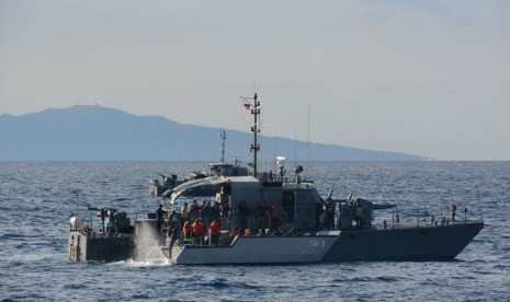 Pemerintah Indonesia diwakili TNI menjemput 4 (empat) WNI Anak Buah Kapal (ABK) Kapal Tunda TB Henry yang disandera oleh kelompok Abu Sayyaf dari Pemerintah Filipina. (foto : Dok. Puspen TNI)