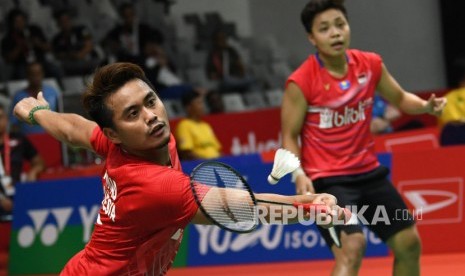 Pebulu tangkis ganda campuran Tontowi Ahmad (kiri) dan rekannya Apriyani Rahayu mengembalikan kok kearah lawannya asal Inggris Chris Adcock dan Gabrielle Adcock dalam pertandingan babak 16 besar Daihatsu Indonesia Masters 2020 di Istora Senayan, Jakarta, Kamis (16/1/2020).