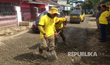 Pemerintah Kabupaten Bandung melakukan Gerakan Tutup Lubang (GTL) serentak di jalan-jalan kabupaten yang berlubang yang dikerjakan oleh Dinas Pekerjaan Umum dan Penataan Ruang (PUPR).