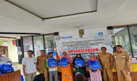 Pemerintah Kabupaten Cilacap melalui Dinas Perdagangan Koperasi Usaha Kecil dan Menengah (DPKUKM) Kabupaten Cilacap menggelar operasi pasar. 