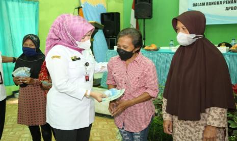 Pemerintah Kabupaten Cilacap melalui Dinas Sosial menyerahkan Bantuan Sosial Tunai (BST) kepada 9.893 Keluarga Penerima Manfaat (KPM) di Kelurahan Tambakreja, Kecamatan Cilacap Selatan, Rabu (30/11/2022).