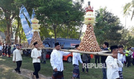 Pemerintah Kabupaten Lombok Barat menggelar perayaan lebaran topat di Pantai Duduk, Batulayar, Ahad (2/7) pagi. 