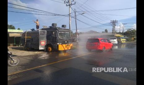 Pemerintah kabupaten Musi Banyuasin melalui dg Penanggulangan Bencana Daerah (BPBD)  Muba bersama Polres Muba bersinergi melakukan sterilisasi dengan menyemprotkan cairan disinfektan di sepanjang ruas jalan protokol dan fasilitas umum di Kota Sekayu, Rabu (25/2).