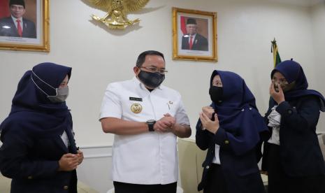 Pemerintah Kabupaten Musi Banyuasin (Muba) kembali mengucurkan Dana Bantuan Sosial Tunai (BST) di dunia pendidikan. Setelah sebelumnya 1000 ustad dan ustadzah mendapat bantuan tunai, kali ini bagi Perguruan Tinggi yang ada di Bumi Serasan Sekate.