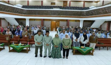 Pemerintah Kabupaten (Pemkab) Bandung melalui Dinas Pengendalian Penduduk Keluarga Berencana Pemberdayaan Perempuan dan Perlindungan Anak (DP2KBP3A) melaksanakan rapat koordinasi (rakor) gagah bencana bersama petugas lini lapangan bangga kencana di Gedung Dewi Sartika, Komplek Pemkab Bandung, Soreang.