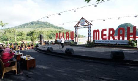 Pemerintah Kabupaten (Pemkab) Banyuwangi didukung Kementerian PPN/Bappenas menggelar Educamp Ijen Geopark Festival  mulai Sabtu (20/3) sampai Minggu (21/3) di geosite Pantai Pulau Merah.