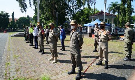 Pemerintah Kabupaten (Pemkab) Garut menggelar Apel Gelar Pasukan Persiapan PPKM darurat di Kabupaten Garut yang dilaksakan di Alun-alun Garut, Kecamatan Garut Kota, Kabupaten Garut, Jum’at (2/7). .