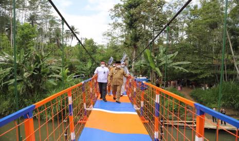 Pemerintah Kabupaten (Pemkab) Malang meresmikan jembatan gantung di Desa Druju, Sumbermanjing Wetan, Kabupaten Malang, Selasa (5/10).