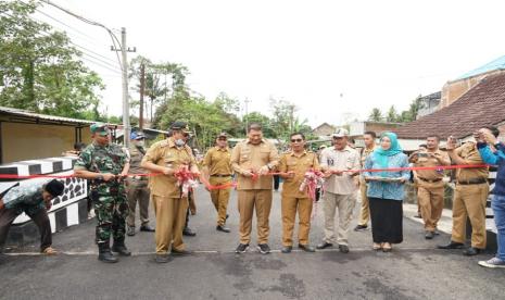 Pemerintah Kabupaten (Pemkab) Malang meresmikan jembatan Kedung Pedaringan di Kepanjen, Kabupaten Malang, Selasa (27/12/2022)