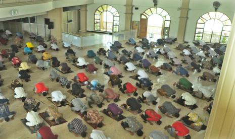 Pemerintah Kabupaten (Pemkab) Semarang, Jumat (12/6) ini, kembali melaksanakan sholat Jumat di dua masjid besar. Sejak ditutup untuk aktivitas ibadah selama hampir tiga bulan, dua masjid besar di kota Ungaran, 