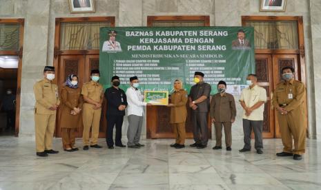 Pemerintah Kabupaten (Pemkab) Serang bersama Baznas Kabupaten Serang mendistribusikan berbagai insentif dan bantuan yang berasal dari dana hibah dan zakat infaq sedakah (ZIS). Mulai dari insentif bagi nguru ngaji, pemandi jenazah, hingga beasiswa. 