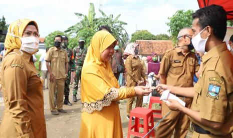 Pemerintah Kabupaten (Pemkab) Serang menggelar operasi pasar (OP) untuk menurunkan harga gula dan bawang putih yang tengah meroket. Untuk memastikan aturan physical distancing di tengah wabah covid-19, Bupati Serang Ratu Tatu Chasanah turun langsung.