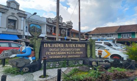 Pemerintah Kabupaten (Pemkab) Tasikmalaya ingin mendorong Stasiun Rajapolah di Kecamatan Rajapolah, Kabupaten Tasikmalaya, menjadi tempat naik turun penumpang kereta api. Upaya itu dilakukan untuk meningkatkan industri kreatif di daerah itu.