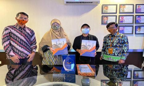 Foto:  (ki-ka) Fakhry Barly, Rektor, Murniati Mukhlisin, Bupati Sambas Atbah Romin, dan Ahmad Abdullah Rahil. Pemerintah Kabupaten Sambas menandatangani kerja sama dengan Institut Agama Islam Tazkia bertempat di Hotel Mercure Pontianak, Rabu (29/1). 