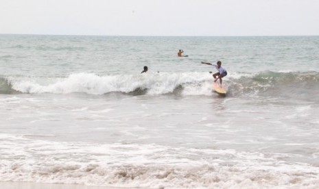 Pemerintah Kabupaten Serang menggelar Anyer Surfing Competition di Pantai Jambu, Kecamatan Cinangka, Kabupaten Serang, Selasa-Rabu (3-4/12).