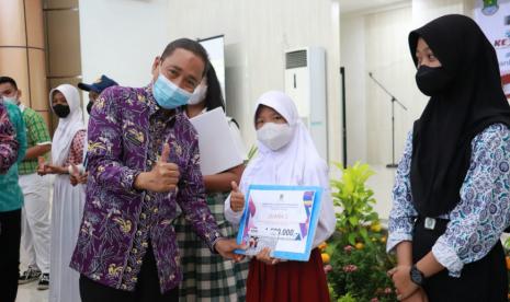 Pemerintah Kabupaten Tangerang melalui Dinas Pendidikan Kabupaten Tangerang tengah menggencarkan program Satu Rekening Satu Pelajar (KEJAR). Sebanyak 90 ribu pelajar ditargetkan memiliki rekening sebagai upaya membiasakan diri untuk menabung. 